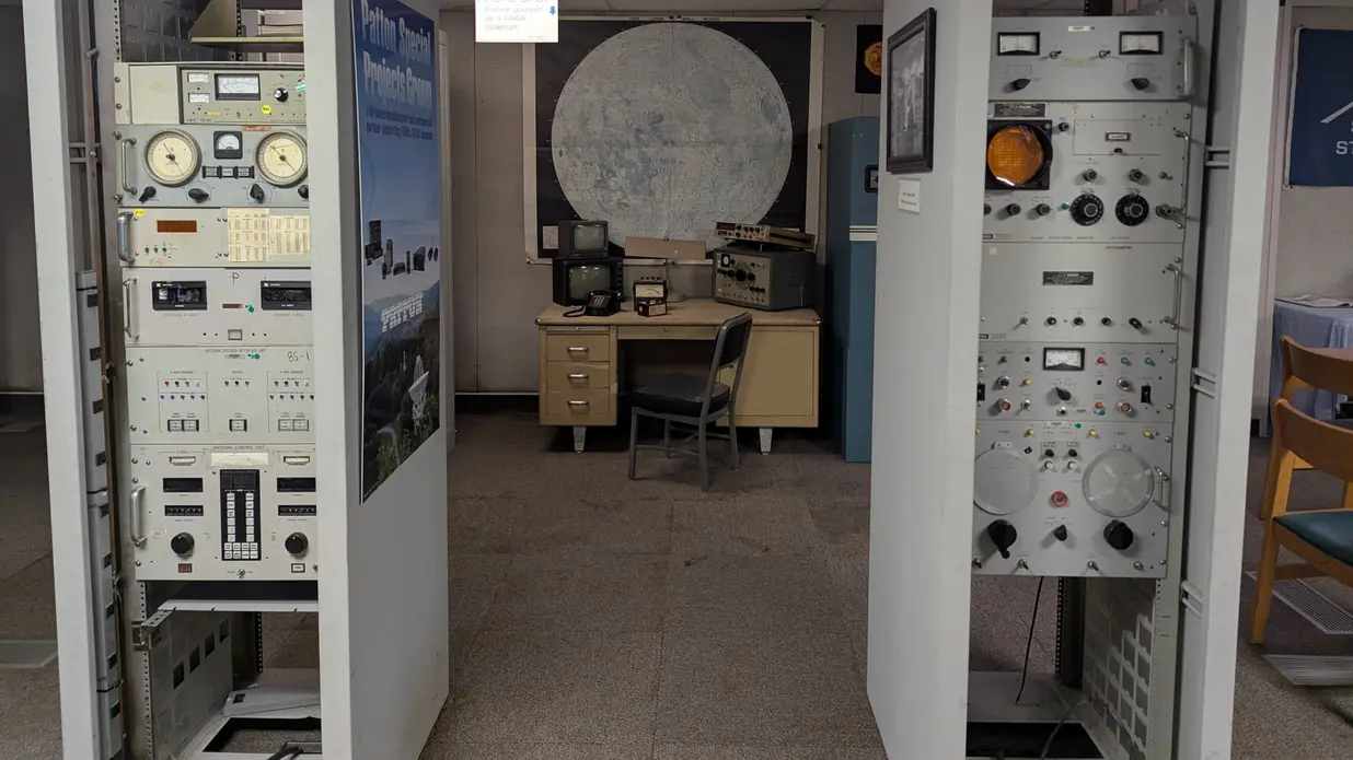 قفسههایی از تجهیزات الکترونیکی قدیمی