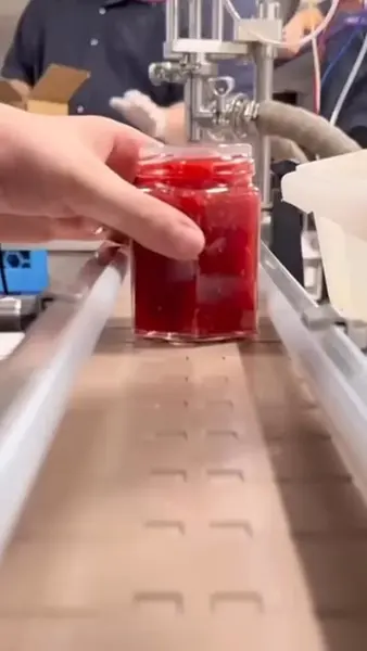 باید دید آیا مگان میتواند این روایت را به طور مؤثر پیش ببرد، با توجه به اینکه دیلی میل پیش از این فاش کرده بود این مرباهای «خانگی» در واقع در یک کارخانه بزرگ متعلق به شرکت The Republic of Tea تولید میشوند