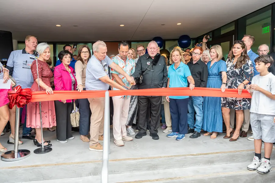 مردم در مراسم افتتاح بخش جدید مرکز هنر و فرهنگ هالیوود در روز یکشنبه، ۲ نوامبر ۲۰۲۵ حضور یافتند. این بخش شامل یک سالن هنر ۱۱۰ صندلی، استودیوی Create More Art، آزمایشگاه رسانه دیجیتال با کلاس‌های استودیوی چندرسانه‌ای، حیاط باز Imagine Courtyard و یک اتاق چندمنظوره است. (عکس‌برداری مایکل مورفی/احترام)