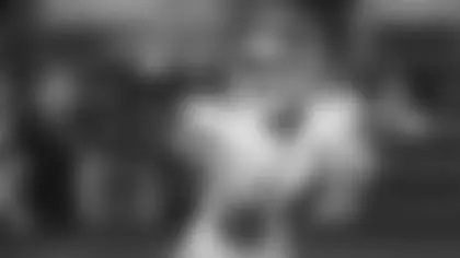 گیرنده تیم کانزاس سیتی چفس، مک دالنا (84)، پیش از یک بازی پیش‌فصل NFL در برابر آریزونا کاردینالز، روز شنبه 9 آگوست 2025، در گلندیل، آرایزونا گرم می‌کند (عکس AP/ریک سوتری)