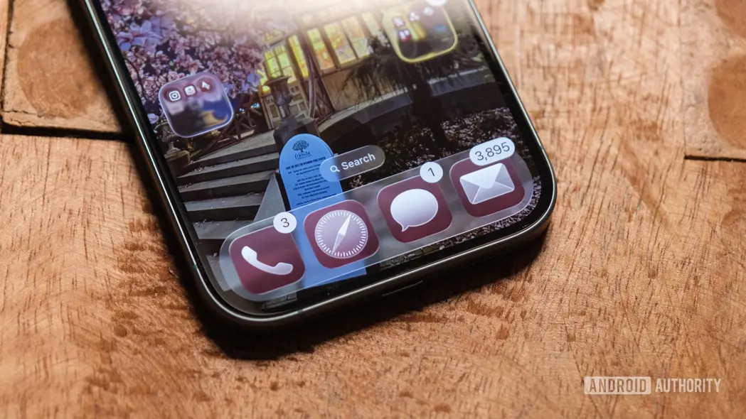 نوار هوم با طراحی Liquid Glass در iOS 26