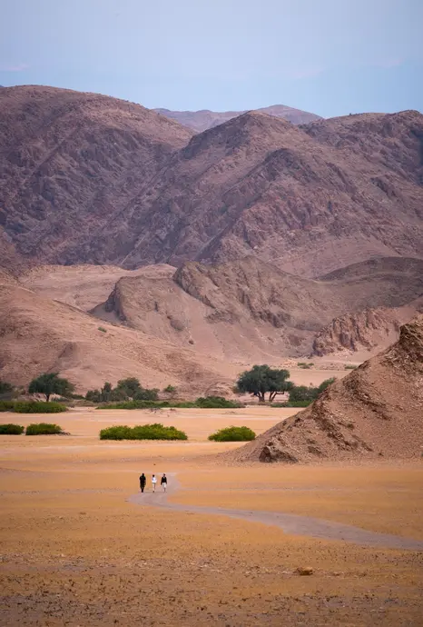 کمپ فیل هوانیب با افرادی در مسیر