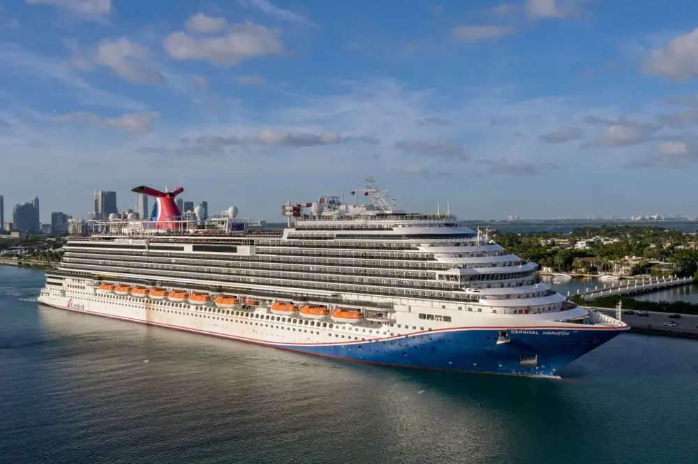 نمایی زیبا از کشتی مسافری کارنوال هورایزن هنگام خروج از بندر میامی.