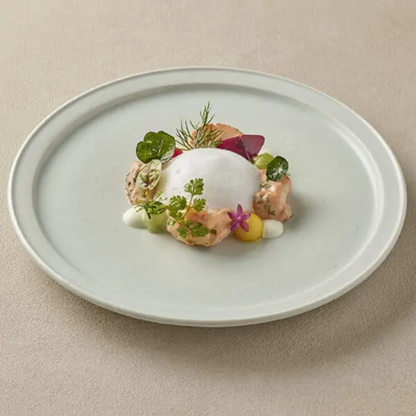 میگو، اسکالوپ، اَبالون و سبزیجات پاییزی با سس هزار جزیره که برای ناهار روز چهارشنبه سرو شد.