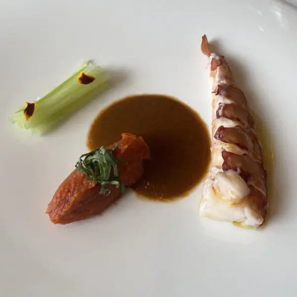 دم لابستر آبپز، سوپ گوجهفرنگی و نان و سس بیسک که برای شام روز چهارشنبه سرو شد.