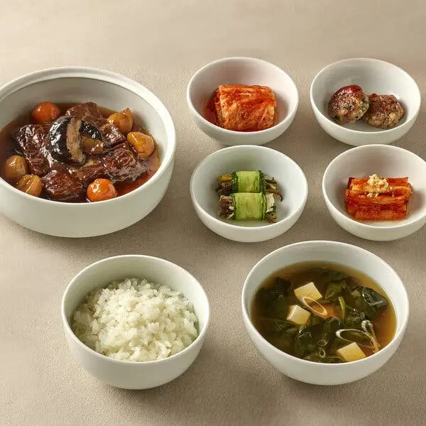 دندهٔ گوسالهٔ پختهشدهٔ کرهای با گوشت گاو آمریکایی، برنج و مخلفات شامل کیمچی و کتلت گوشت با کچاپ که برای ناهار روز چهارشنبه سرو شد.