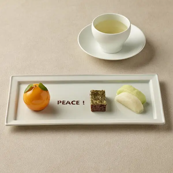 دسر مرکبات و براونی با روکش طلایی که برای ناهار روز چهارشنبه سرو شد.