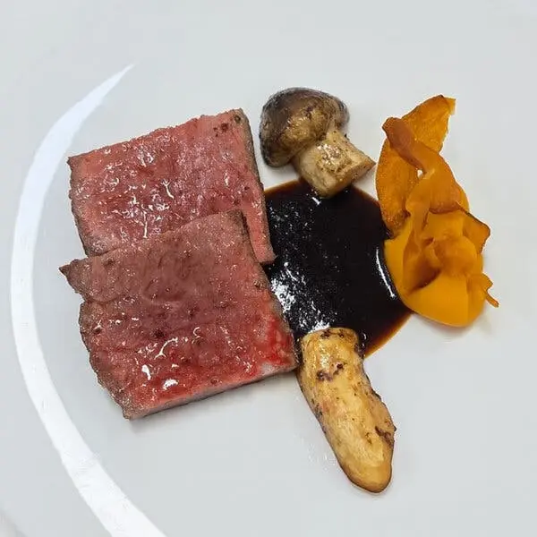 فیلهٔ گاو از گیونگجو، پورهٔ کدو تنبل شیرین، قارچ کاج و سس گوشت که برای شام روز چهارشنبه سرو شد.