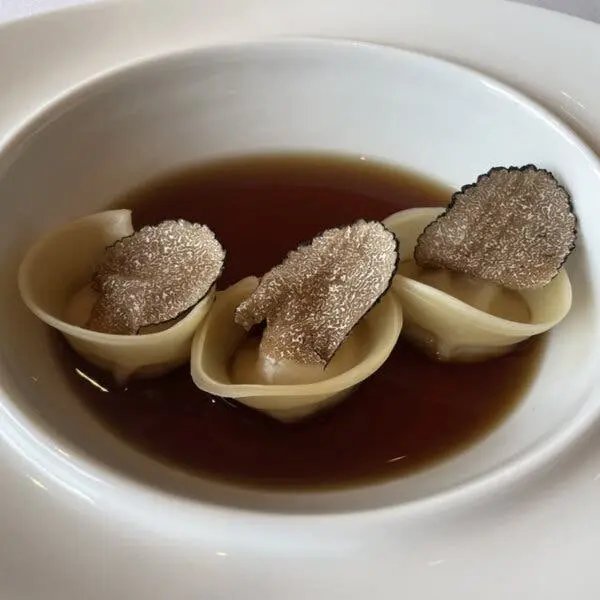 دامپلینگ مرغ سیاه کرهای، سوپ رقیق پورچینی و ترافل که برای شام روز چهارشنبه سرو شد.