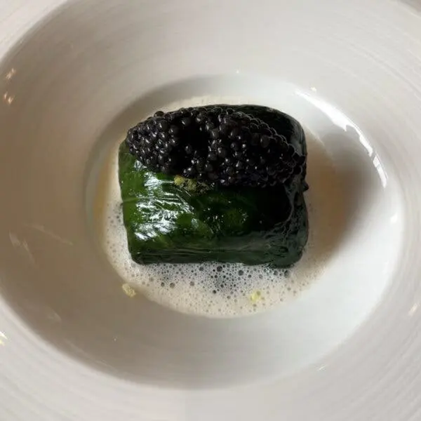 هالیبوت، ولوتهٔ جلبک دریایی و خاویار از کرهجنوبی که برای شام روز چهارشنبه سرو شد.