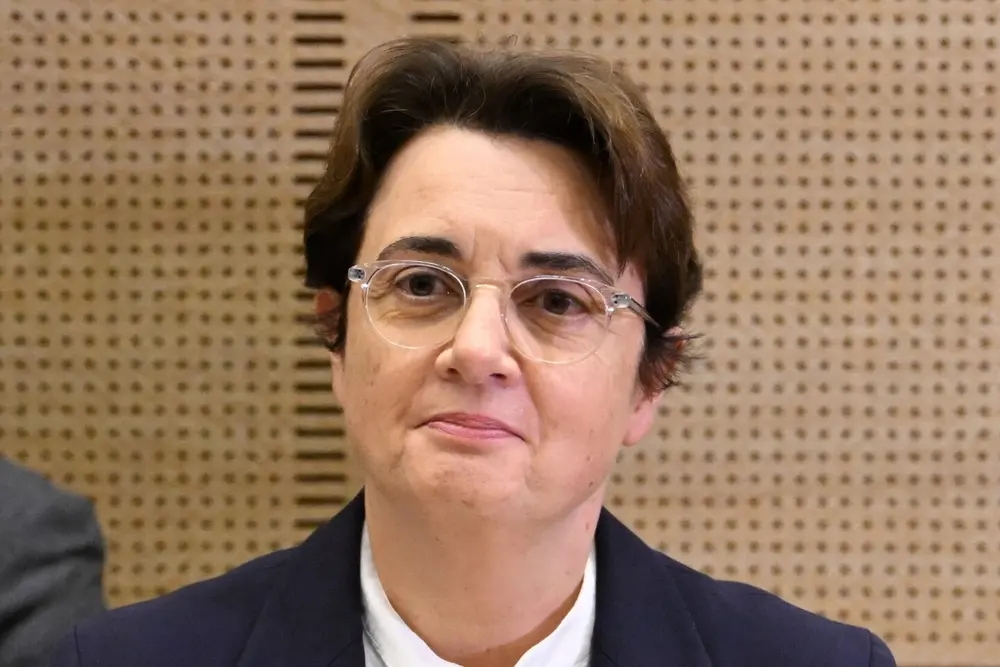 لورانس د کار، مدیر موزه لوور، سه روز پس از سرقت جسورانه جواهرات تاریخی در روز روشن، پیش از حضور در جلسه استماع کمیسیون فرهنگی سنا، چهارشنبه ۲۲ اکتبر ۲۰۲۵ در پاریس، مقابل دوربین ایستاده است. (عکس از آسوشیتدپرس/اِما دا سیلوا)