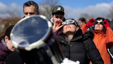 گتی ایمیجز: قرنطین‌های کووید‑۱۹ و رشد شبکه‌های اجتماعی به افزایش گردشگری خورشیدگرفتگی منجر شده‌اند (منبع: گتی ایمیجز)