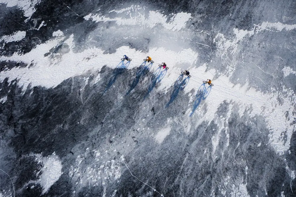 دوچرخه‌سواری با فت‌بایک روی دریای یخ‌زده