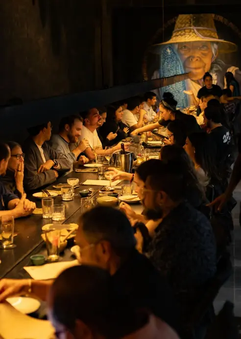 افراد دور میز در رستوران شوکول