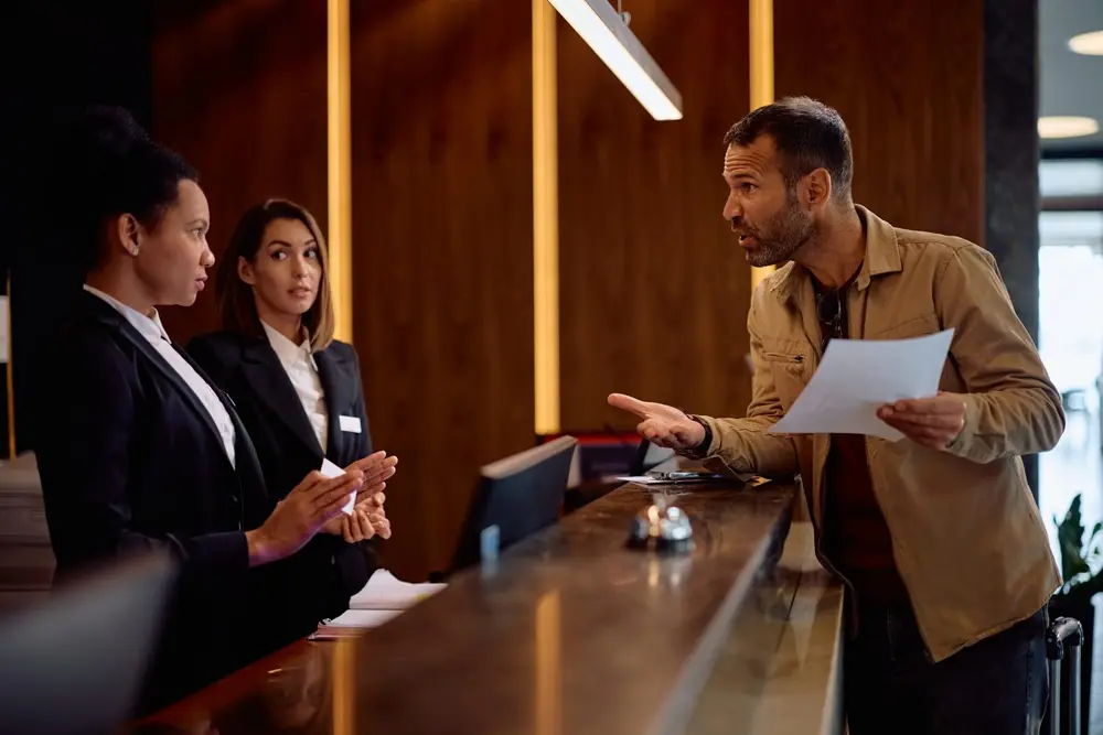 مشتریان سوندر پس از ناتوانی در ادامه همکاری با ماريوت، در وضعیت اضطراری رها شدند