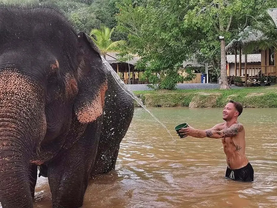 آندره نوِلِینگ همراه با یک فیل در پوکت، تایلند.
