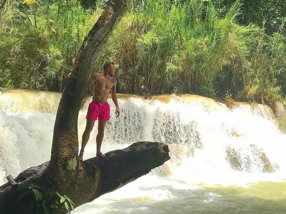 شنا در نزدیکی آبشار کوآنگ سی در لوانگ پرابانگ، لائوس.