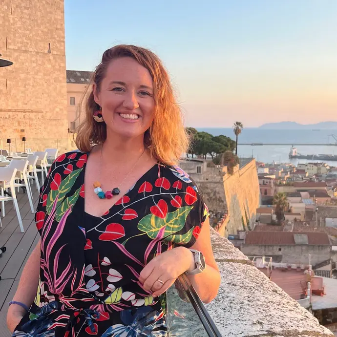 سوزانا شَنکار، تصویری از او در مالٹا، شهروند دوگانهٔ آمریکا‑کانادا که به تازگی بهدلیل ادعای دروغگویی دربارهٔ ریشهاش متهم شد