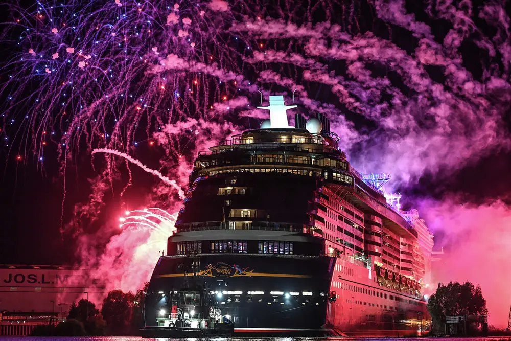 دیزنی دستینی هنگام خروج از ناوگان مایَر وَرف در ۲۰ سپتامبر ۲۰۲۵