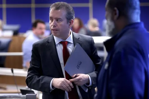 مدیرعامل مدارس عمومی شیکاگو، پدرو مارتینز، پس از جلسه بررسی بودجه در مقر CPS، ۱۴ مارس ۲۰۲۵، در حال خروج است. (آنتونیو پرز/چیکاگو ترینبیون)