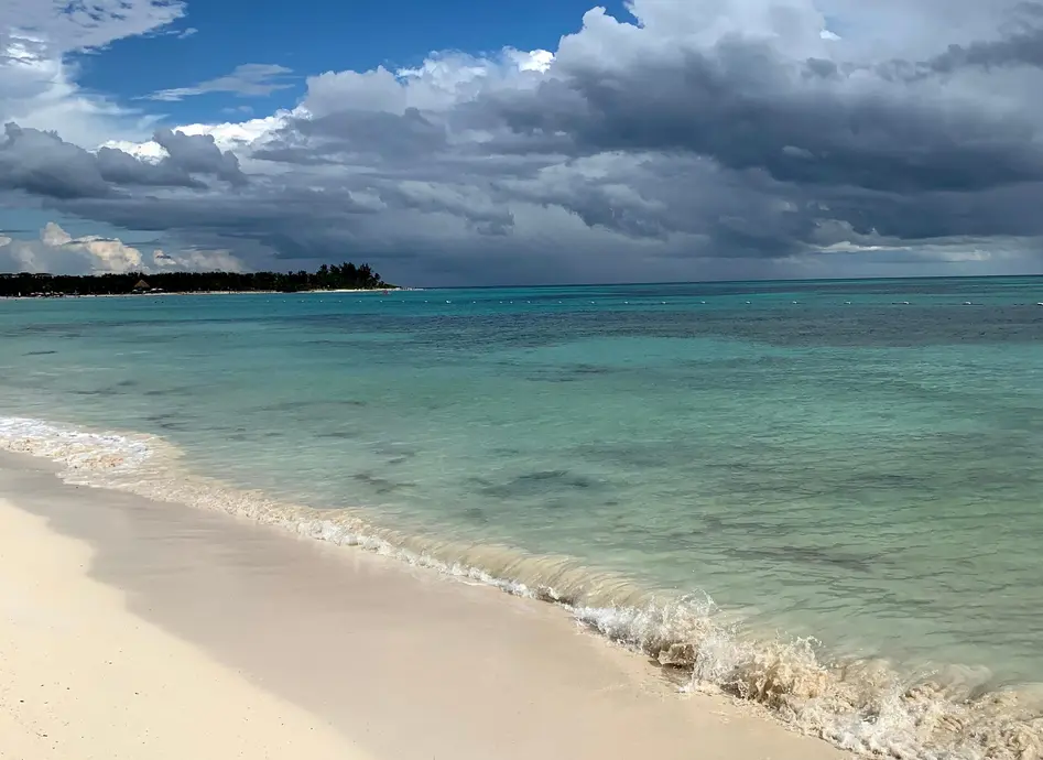 ساحلی با آب آبی در یک روز ابری.