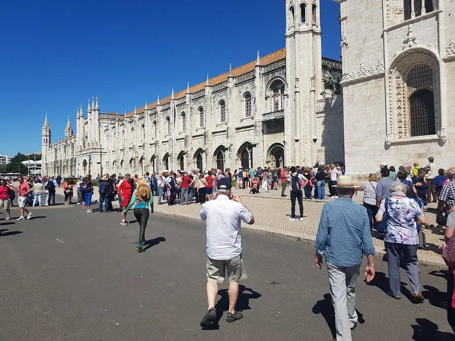 نظرات واقعی ساکنان: هزینه انسانی گردشگری بیش از حد (منبع تصویر: Flickr)