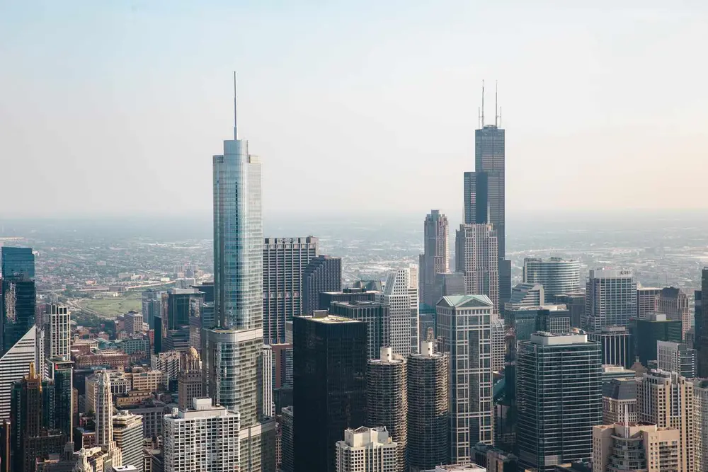 نمای هوایی شهر شیکاگو که شامل آسمانخراشهای برجسته میشود