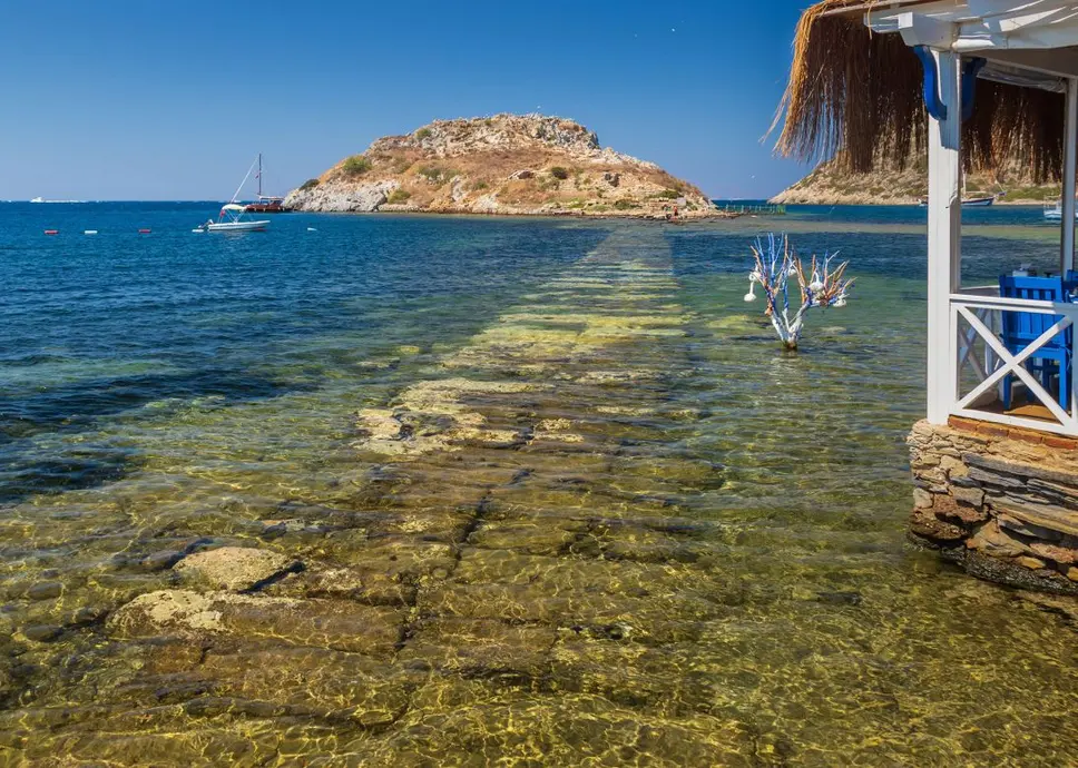 هنوز هم میتوان در هنگام جزر، در این مسیر زیر آب رفته قدم زد.