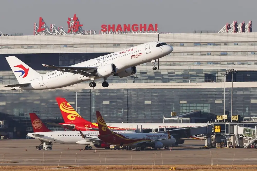 یک تحلیلگر هوانوردی گفت پروازهای شانگهای-توکیو و شانگهای-اوساکا در روزهای اخیر بهواسطه لغوها ناشی از منازعهٔ دیپلماتیک بین چین و ژاپن بیشترین آسیب را دیدهاند. عکس: شینهوا