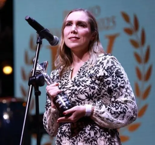 آتنا گومز ریکالده، شهردار ایسلا موخرس، در حال دریافت جایزه.