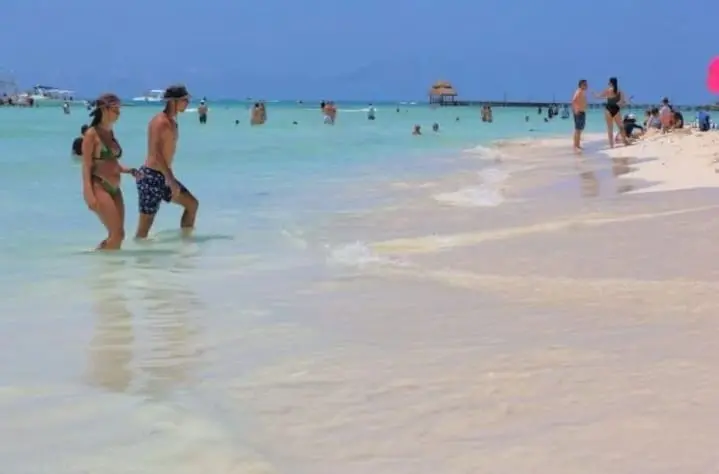 تصویری از ساحل شلوغ ایسلا موخرس.