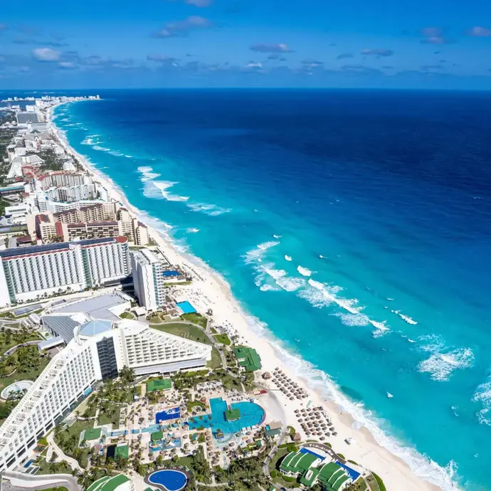 نمای هوایی از منطقه هتل‌ها در کانکون، مکزیک