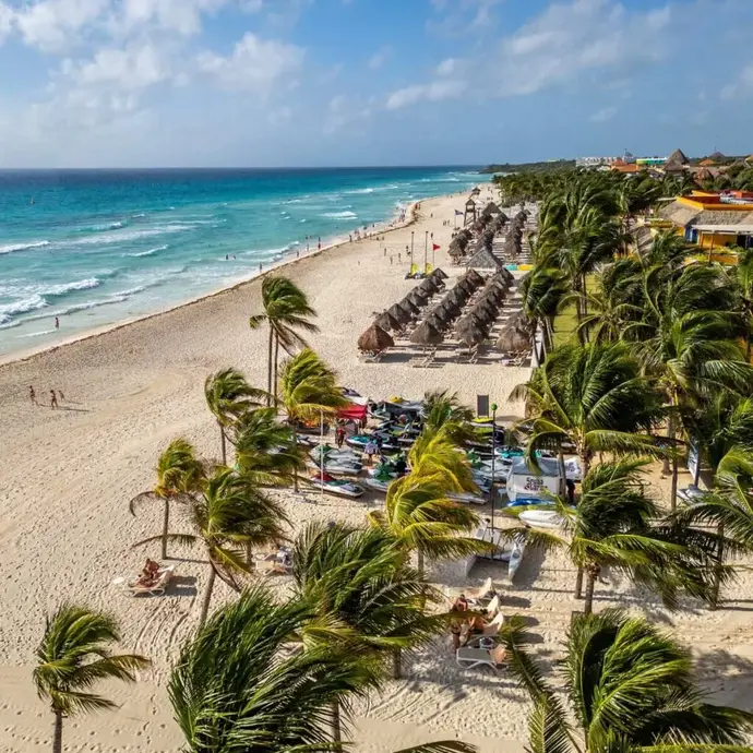 نمای هوایی از ساحلی در پلایا دل کارمن، مکزیک، آمریکای لاتین