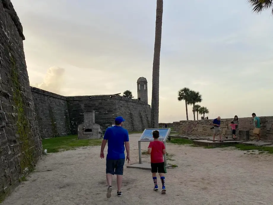 نویسنده در حال گشت‌وگذار در طبیعت سنت‌آگوستین، فلوریدا