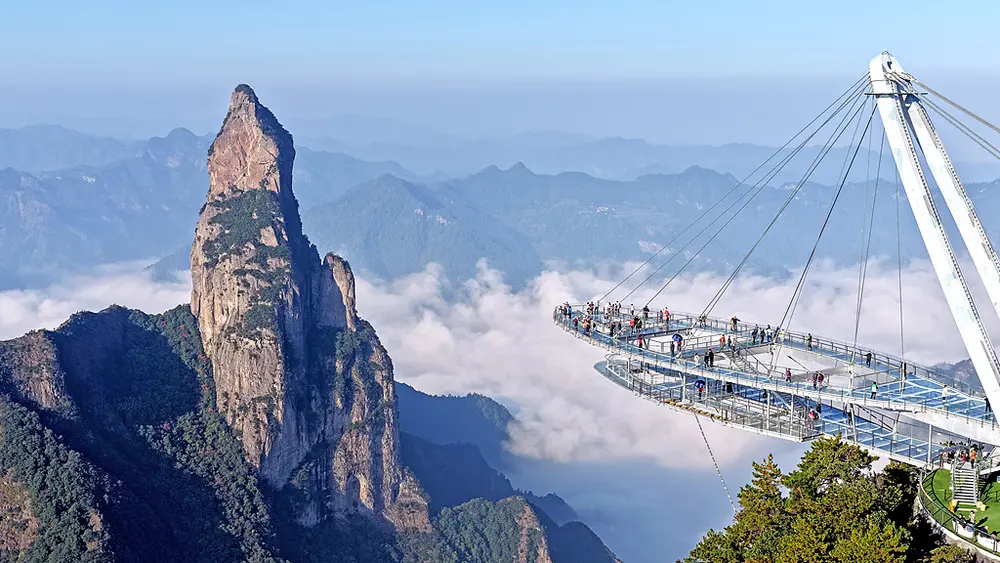 گردشگران در منطقه مناظر شنیانجو، تایژو، استان ژجیانگ، چین شرقی، ۱۵ نوامبر ۲۰۲۵. عکس: CFP