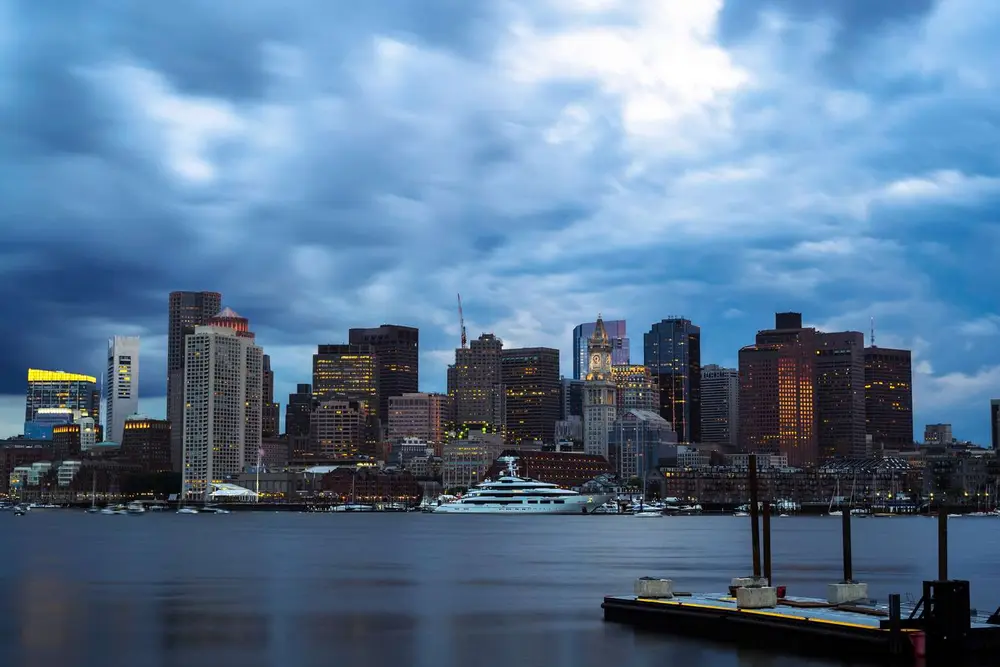 نمای افق بستون همراه با خط ساحلی و ساختمان‌ها