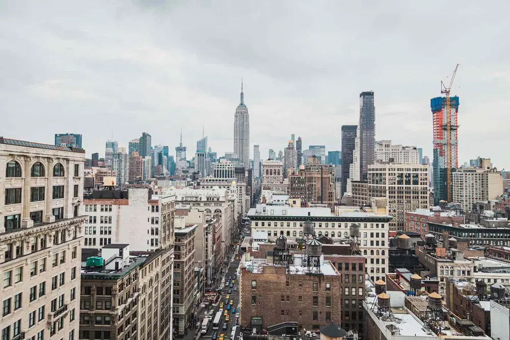 نمای افق مرکز شهر نیویورک شامل ساختمان امپایر استیت و معماری اطراف