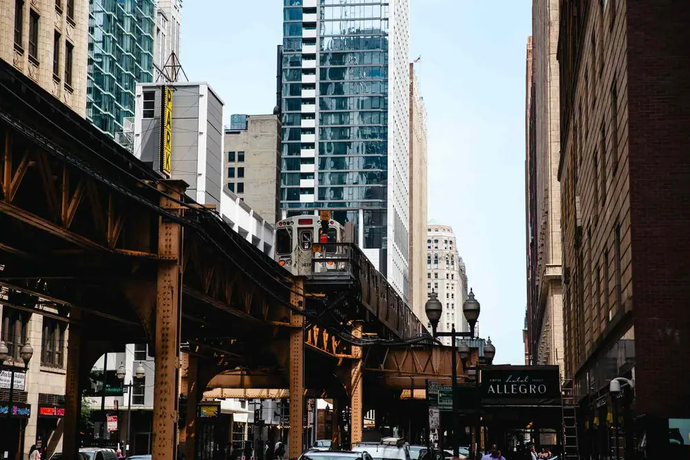 مرکز شهر شیکاگو با قطار مترو بر روی مسیر مرتفع در میان ساختمان‌های بلند — نمای خیابانی