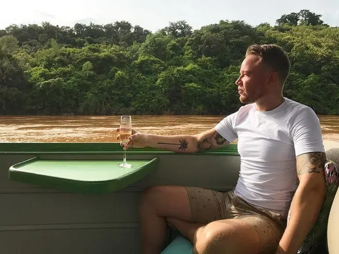 آندره نفیلینگ روی یک قایق در لوانگ پرابانگ، لائوس.