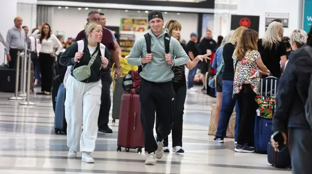 مسافران در فرودگاه بین‌المللی فورتماید‑هالیوود در حال حرکت هستند، دوشنبه، ۲۴ نوامبر ۲۰۲۵. فرودگاه‌های جنوب فلوریدا انتظار تعداد رکوردی مسافران در هفته شکرگزاری را دارند. (Carline Jean/South Florida Sun Sentinel)