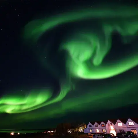 گتی ایمیجز: در برخی سنتها، شفق قطبی بهعنوان ارواح مردگان که در آسمان شب میرقصند، دیده میشود (اعتبار: Getty Images)