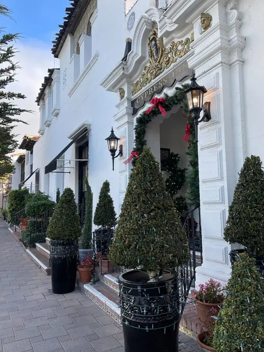 مهمانخانه سایپراس کارمل، که بهدلیل جذابیت قدیمی هالیوودیاش و فضای دوستانه برای سگها محبوبیت طولانیمدت دارد، در تاریخ ۷ دسامبر درهای خود را برای تور سالانه مهمانخانههای ممتاز باز میکند.