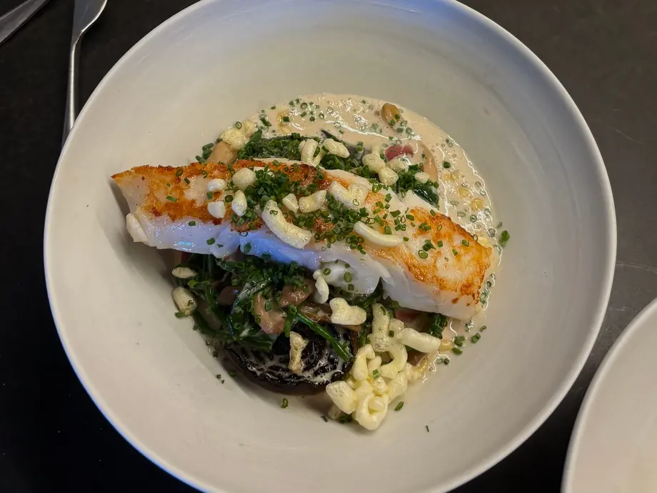 یک غذا با ماهی و پاستا.