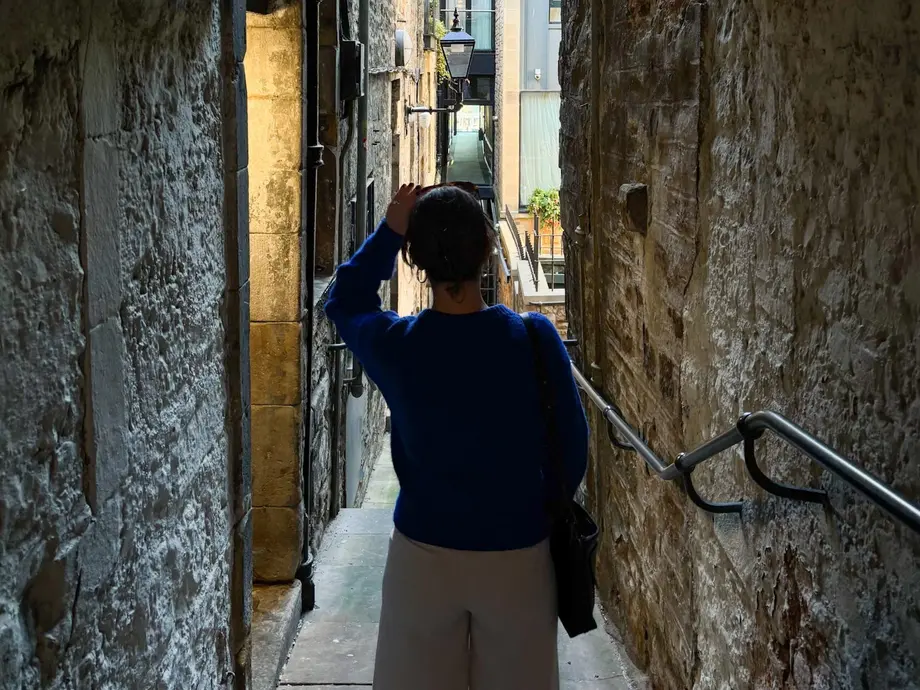 نویسنده در یک کلوز در ادینبورگ.