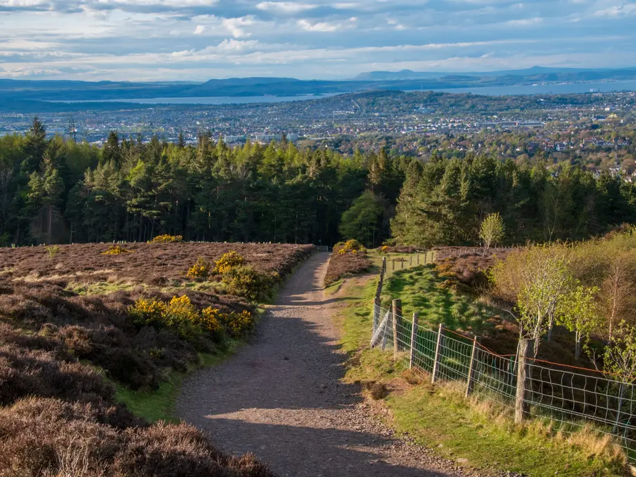 یک مسیر در پایین تپه‌های پنترند با نمای ادینبورگ در دوردست.