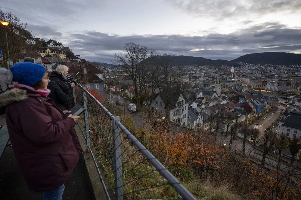 حتی مقاصدی که معمولاً برای سفرهای پاییزی جذاب نیستند، مانند اسکاندیناوی، تعداد بازدیدکنندگان روزافزون و نرخهای هتلهای بالاتری در این سال تجربه کردهاند.