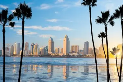 آسمان‌خراش‌های مرکز شهر سان‌دیگو، کالیفرنیا، ایالات متحده هنگام غروب