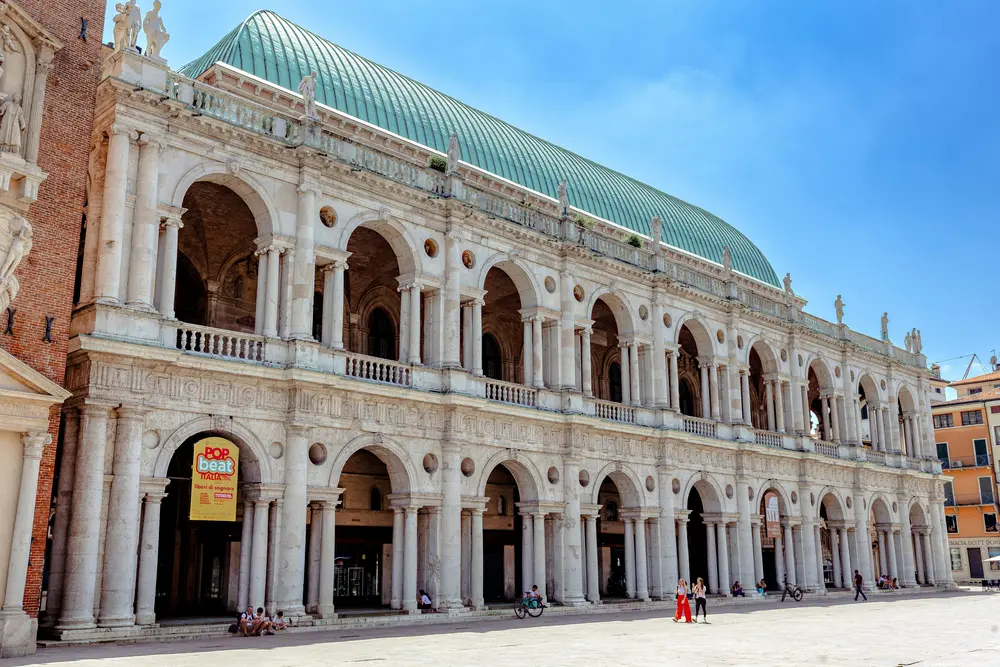 مردم در جلوی باسیلیکای پالادیانا در ویچنزا، ایتالیا.