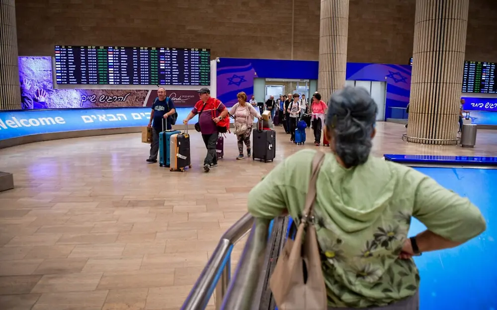 تصویر آرشیوی: مسافران در حال ورود به فرودگاه بن گوریون در نزدیکی تلآویو، ۲۴ سپتامبر ۲۰۲۵. (آوشالوم ساسونی/فلش۹۰)