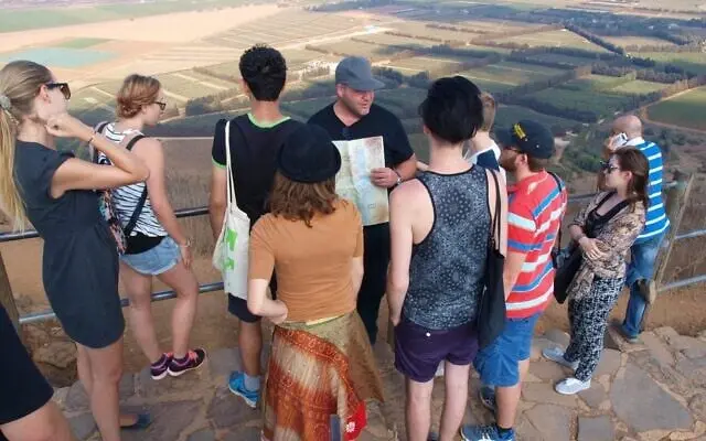 اوری استراسبرگ، راهنمای تور سوئیسی-اسرائیلی، در حال راهنمایی گروهی از گردشگران آلمانیزبان در کوه بنتور در بلندیهای جولان. (عکس از: مجموعه شخصی)